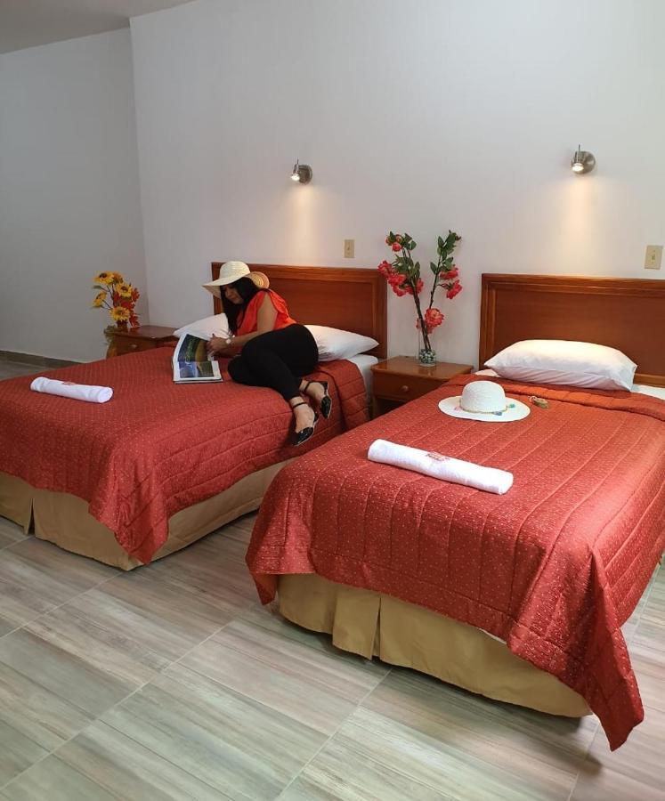 Hostal Espana ปูแอร์โตอาโยรา ภายนอก รูปภาพ